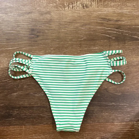 CUPSHE Swimsuit - Picture 6 of 6